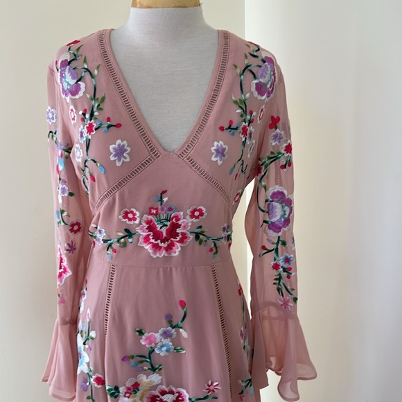 Asos SZ 8, peach pink embroidered dress with cut out detail. - Picture 2 of 9